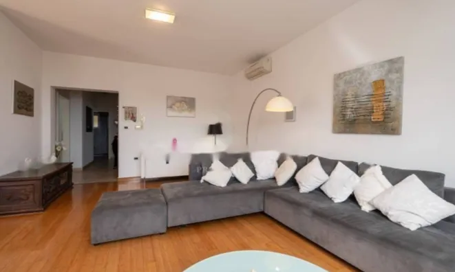 Недвижимость Трёхкомнатная квартира, Центр: 8