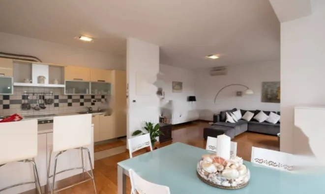 Недвижимость Трёхкомнатная квартира, Центр: 16