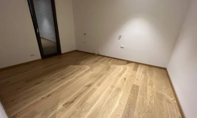 Недвижимость Трехкомнатная квартира, Центр: 22