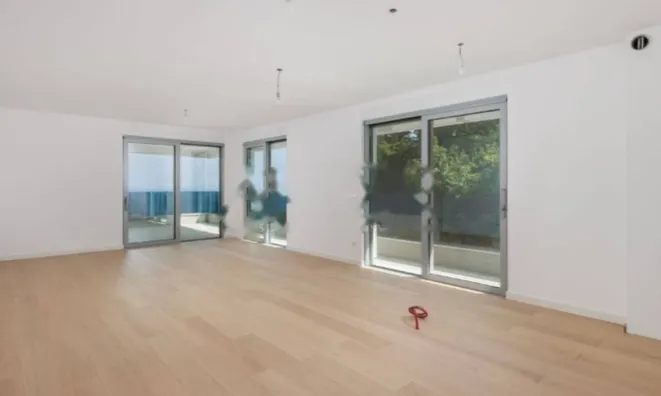 Недвижимость Трёхкомнатная квартира в центре: 1