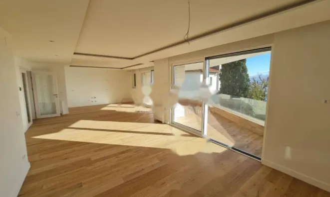 Недвижимость Трехкомнатная квартира в центре: 4