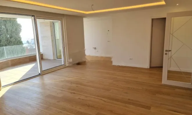 Недвижимость Трехкомнатная квартира в центре: 5