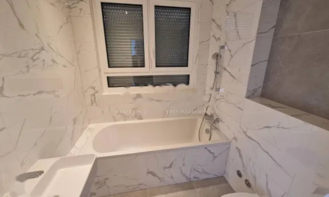 Недвижимость Трехкомнатная квартира в центре: 9