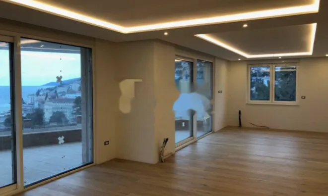 Недвижимость Четырехкомнатная квартира, Центр: 4