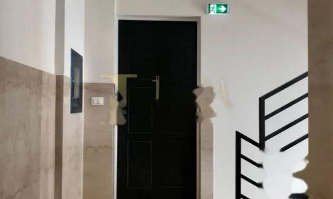 Недвижимость Четырехкомнатная квартира, Центр: 8