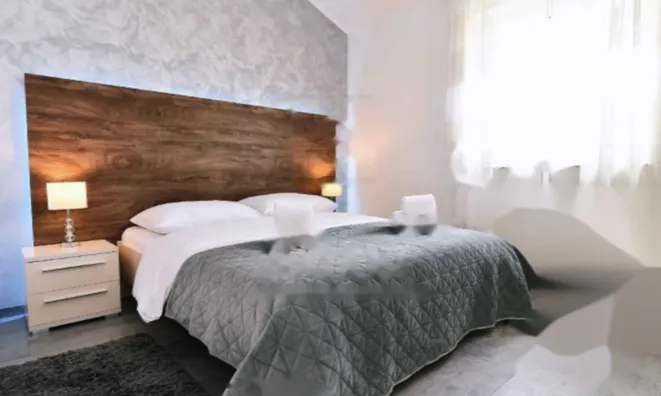 Недвижимость Двухкомнатная квартира в центре: 1