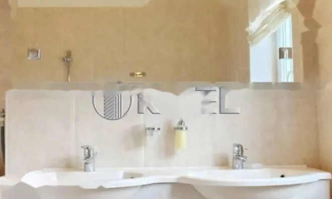 Недвижимость Трехкомнатная квартира Центр: 5