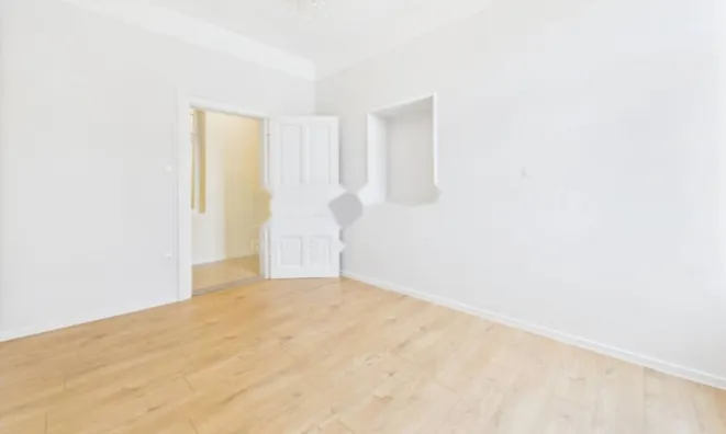 Недвижимость Двухкомнатная квартира в центре: 8