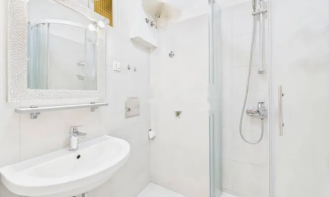 Недвижимость Двухкомнатная квартира в центре: 16