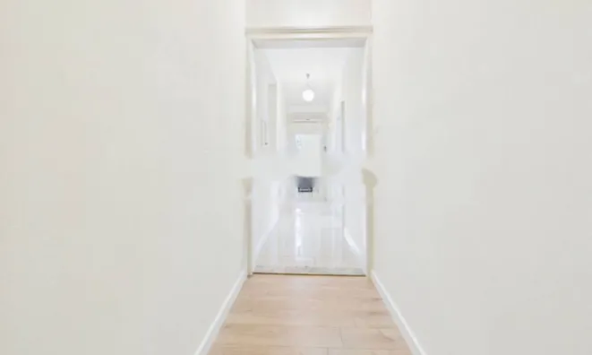 Недвижимость Двухкомнатная квартира в центре: 25