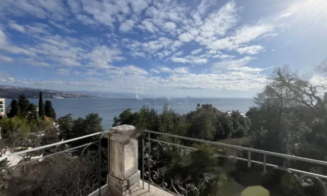 Недвижимость Трехкомнатная квартира в центре: 2