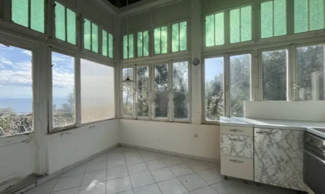 Недвижимость Трехкомнатная квартира в центре: 7