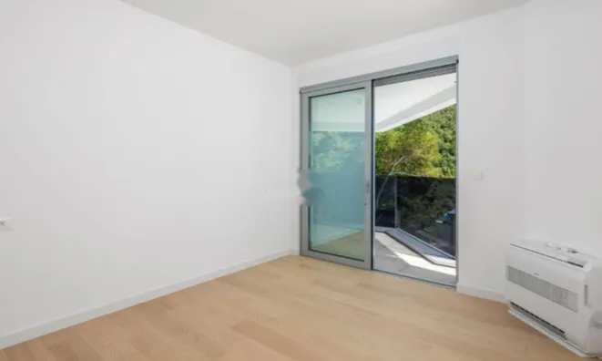 Недвижимость Трехкомнатная квартира в центре: 7