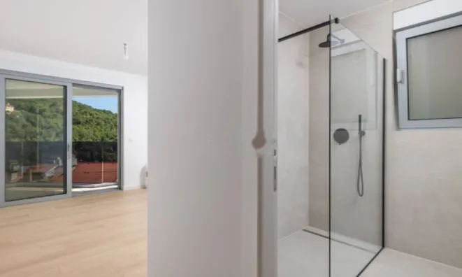 Недвижимость Трехкомнатная квартира в центре: 11