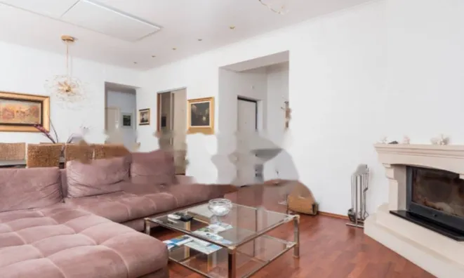 Недвижимость Трехкомнатная квартира в центре: 2