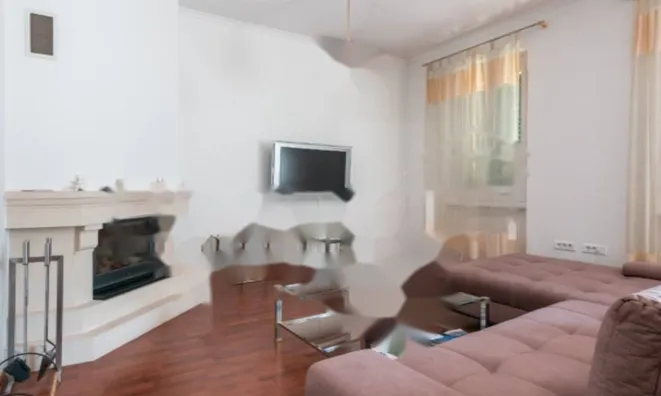 Недвижимость Трехкомнатная квартира в центре: 8