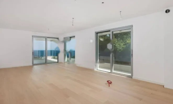 Недвижимость Трехкомнатная квартира в центре: 3