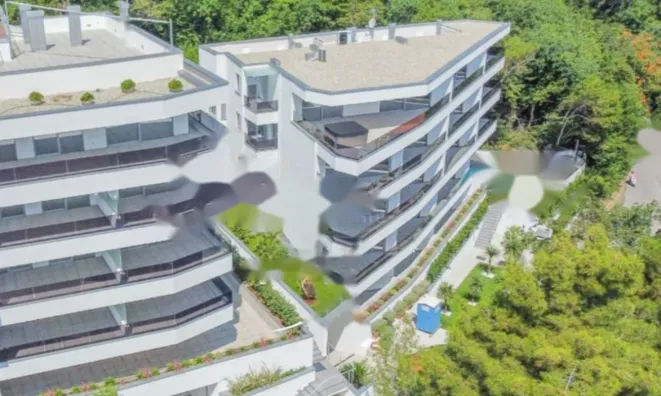 Недвижимость Трехкомнатная квартира в центре: 1