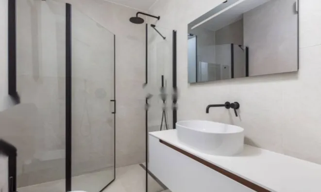 Недвижимость Трехкомнатная квартира в центре: 10