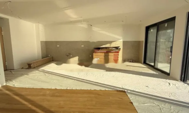 Недвижимость Четырехкомнатная квартира Центр: 16