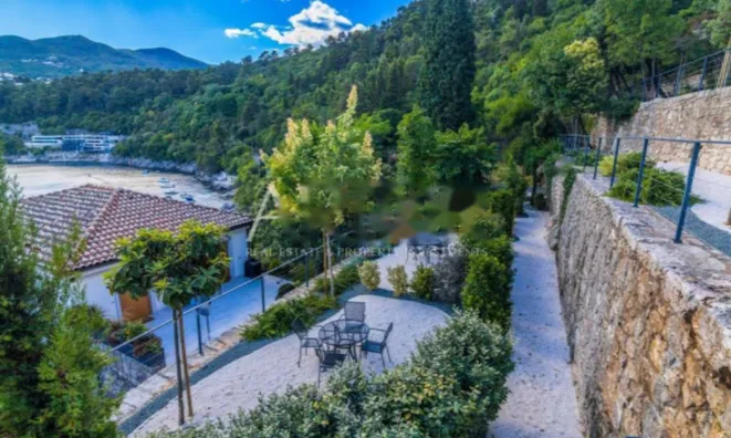 Недвижимость Двухкомнатная квартира, центр: 3