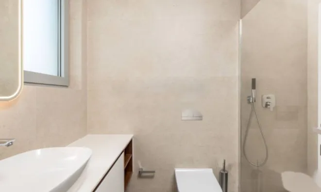 Недвижимость Трехкомнатная квартира Центр: 11