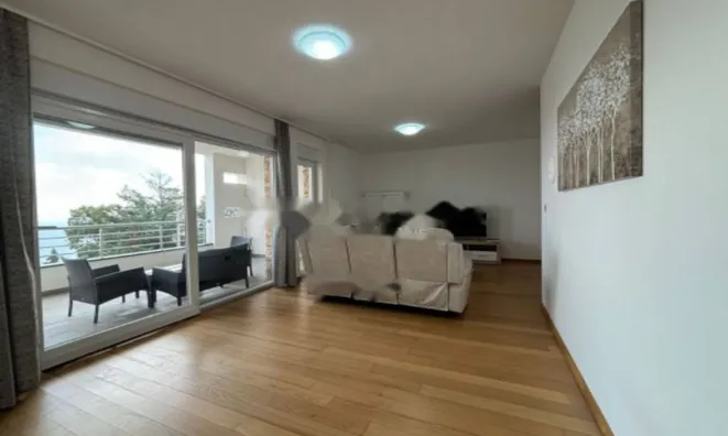 Недвижимость Трехкомнатная квартира в центре: 1