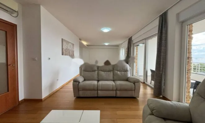 Недвижимость Трехкомнатная квартира в центре: 2