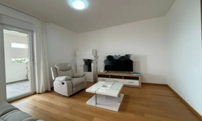 Недвижимость Трехкомнатная квартира в центре: 3