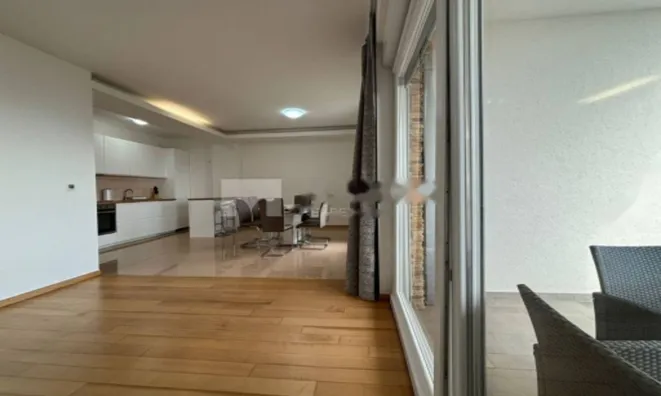 Недвижимость Трехкомнатная квартира в центре: 4