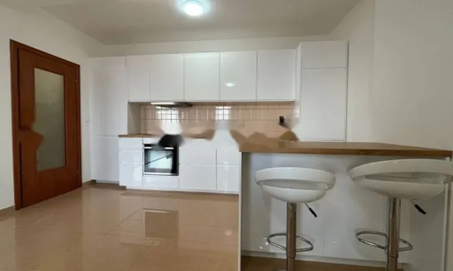 Недвижимость Трехкомнатная квартира в центре: 9