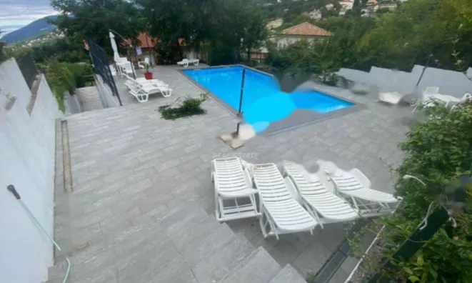 Недвижимость Трехкомнатная квартира, центр: 2