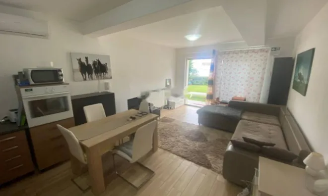 Недвижимость Трехкомнатная квартира, центр: 8