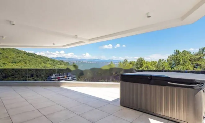 Недвижимость Четырехкомнатная квартира в Центре, Опатия: 2