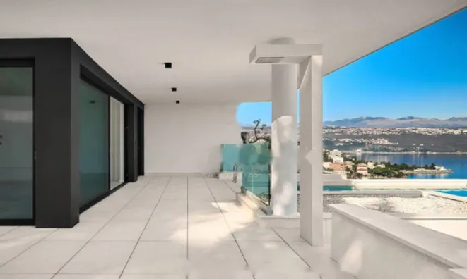 Недвижимость Четырехкомнатная квартира, Центр, Опатия: 11