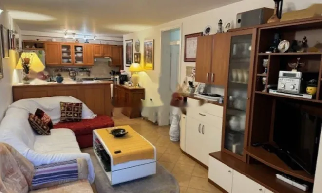 Недвижимость Трехкомнатная квартира, Центр: 1