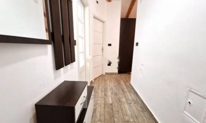 Недвижимость Трехкомнатная квартира, Центр: 10