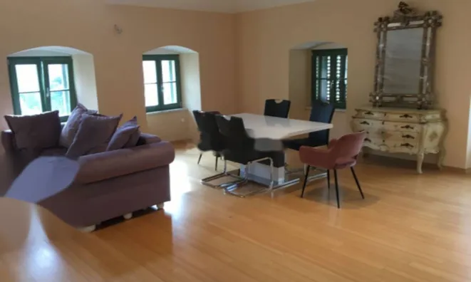 Недвижимость Трехкомнатная квартира в центре: 2