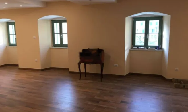 Недвижимость Трехкомнатная квартира в центре: 9