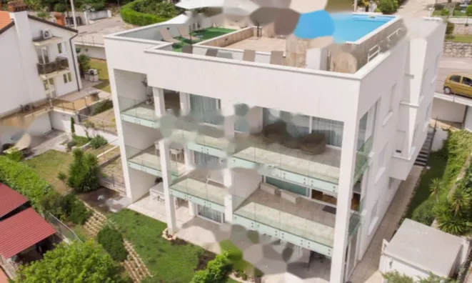 Недвижимость Трехкомнатная квартира в центре: 1