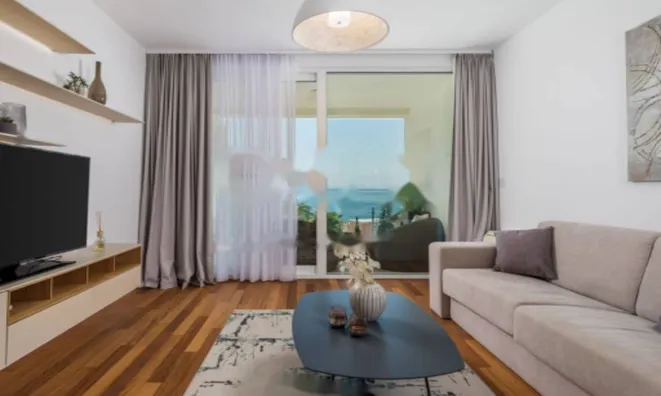 Недвижимость Трехкомнатная квартира в центре: 3