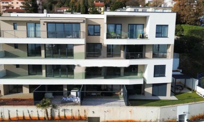 Недвижимость Четырёхкомнатная квартира, Опатия: 1