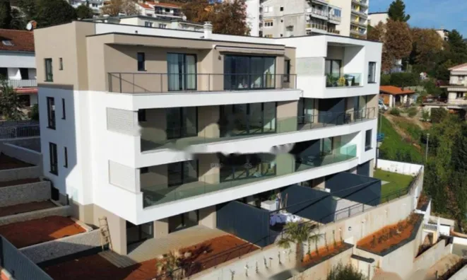 Недвижимость Четырёхкомнатная квартира, Опатия: 4