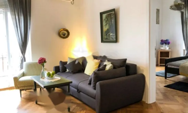 Недвижимость Трехкомнатная квартира в центре: 2