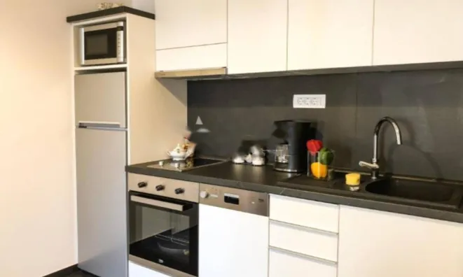 Недвижимость Трехкомнатная квартира в центре: 3