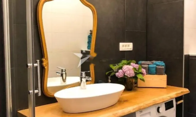 Недвижимость Трехкомнатная квартира в центре: 8