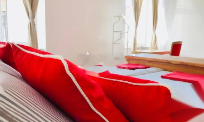 Недвижимость Трехкомнатная квартира в центре: 19