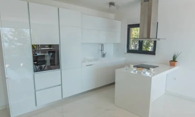 Недвижимость Семейный дом 210 м², Центр: 8