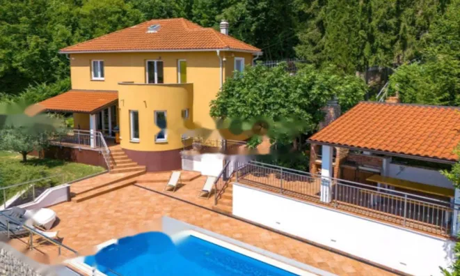 Недвижимость Семейный дом 270 м², Запад: 4