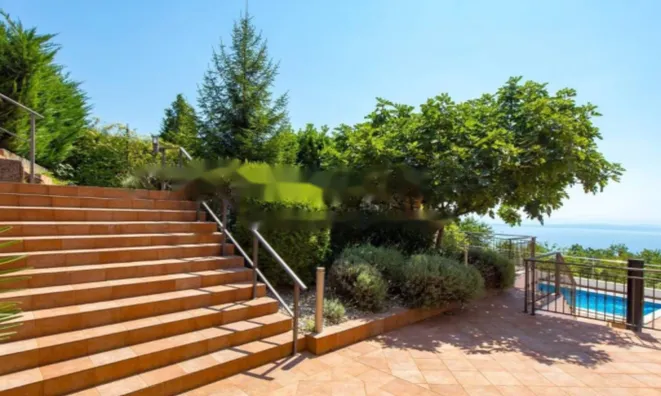 Недвижимость Семейный дом 270 м², Запад: 6